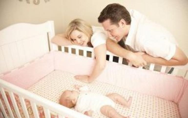 Спальня с детской кроваткой — фото примеры и рекомендации оформления Куда лучше поставить кроватку