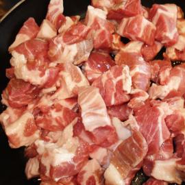 Gulas de porc cu sos: retete simple si gustoase