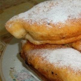 Cseresznyés piték - a legjobb receptek kovásztalan és gazdag tésztához finom süteményekhez Serpenyőben sült meggyes piték