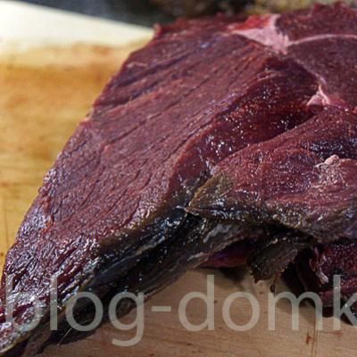 İsveç kirazı soslu geyik eti İsveç kirazı ile haşlanmış geyik eti