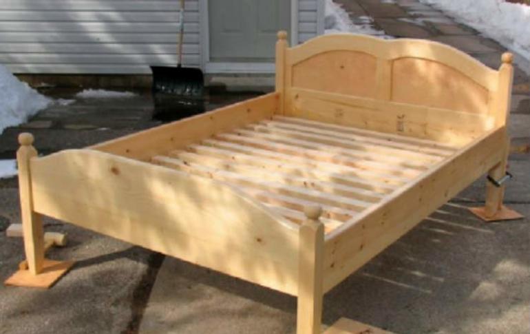 Drewniane łóżko DIY